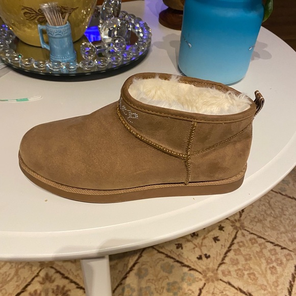 Barely worn (see pics) ladies’ Juicy Couture mocassin style tan coloured boots - Picture 2 of 6